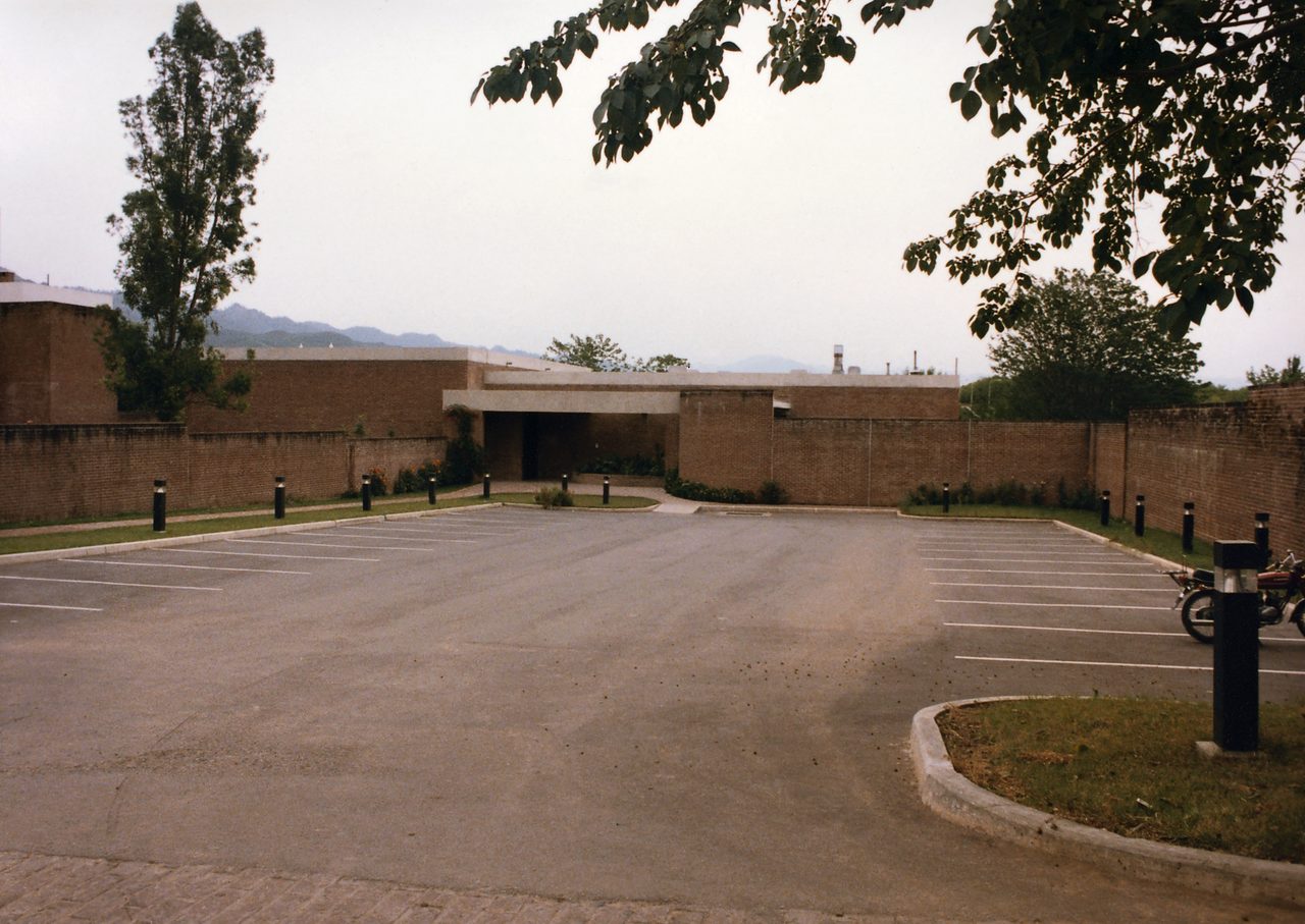 A low-rise multi-unit residential building in Islamabad