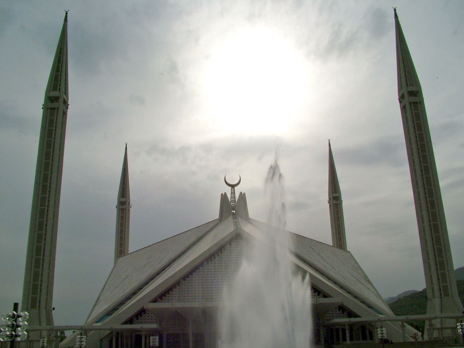 The Faisal Mosque in Islamabad, with the Margalla Hills behind it.