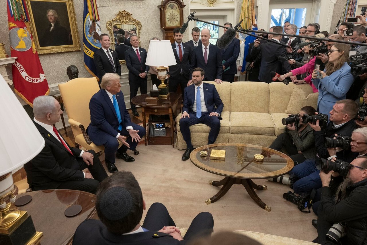 Benjamin Netanyahu and Donald Trump seated during a meeting at the White House.