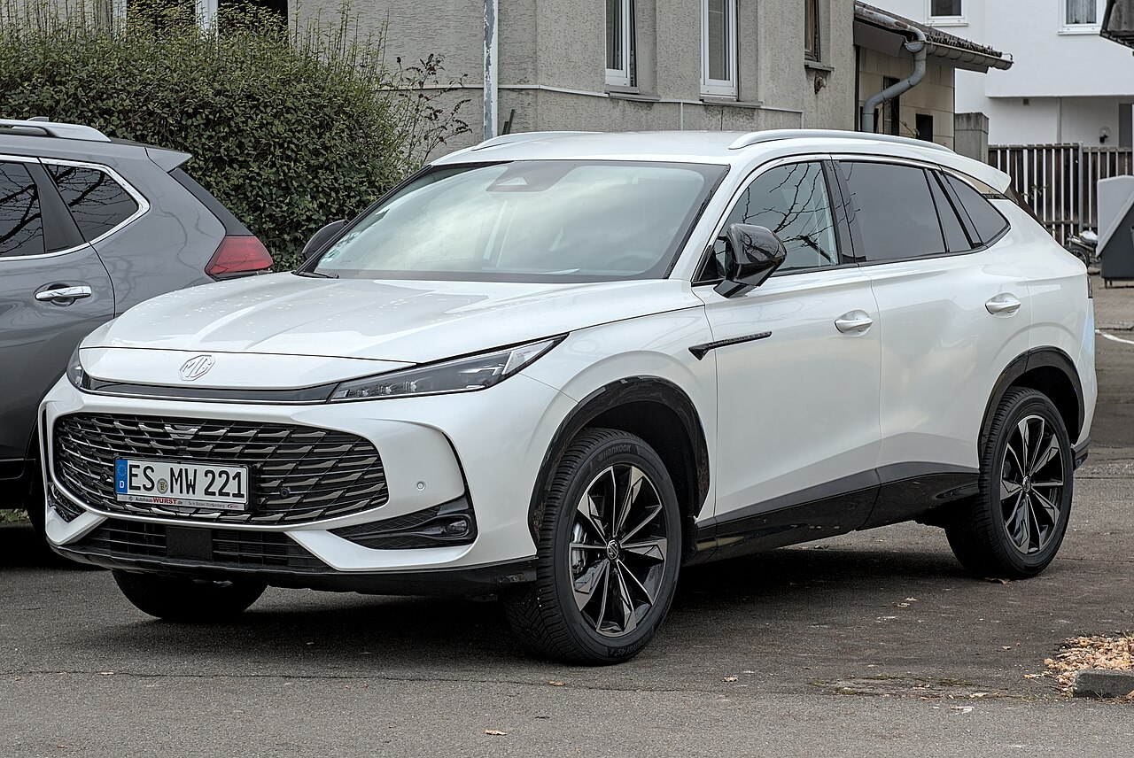 An MG HS SUV, the model line that MG Motor Pakistan expanded with new hybrid variants