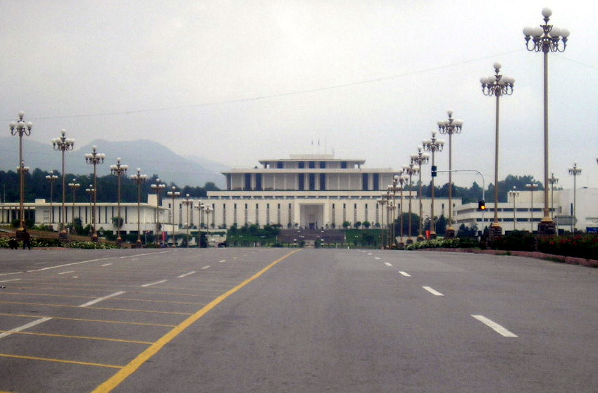 A wide view of Aiwan-e-Sadr, the presidential palace in Islamabad, with its white domes and gardens.