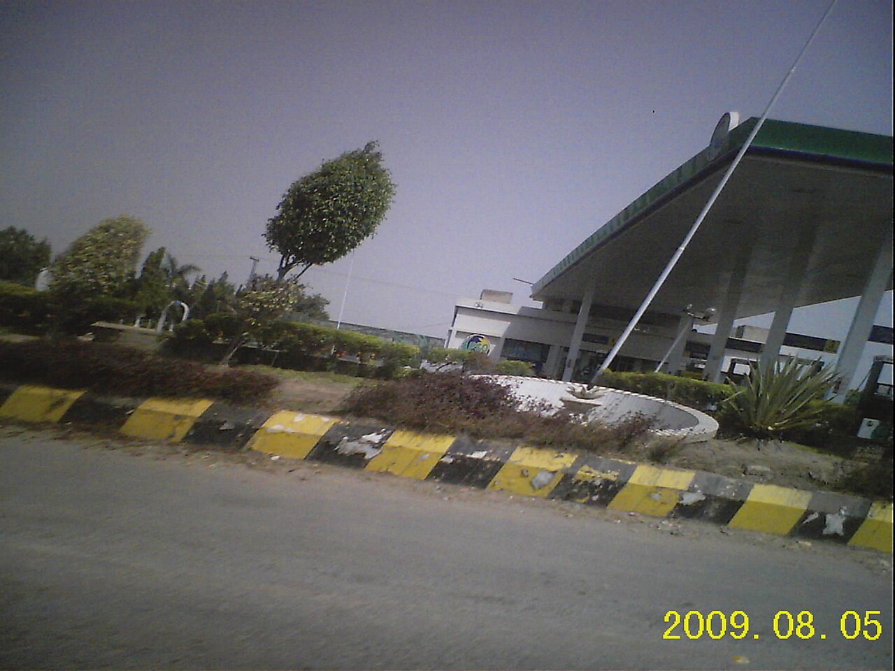 A Pakistan State Oil petrol and CNG station beside the Grand Trunk Road near Pattoki, Punjab.