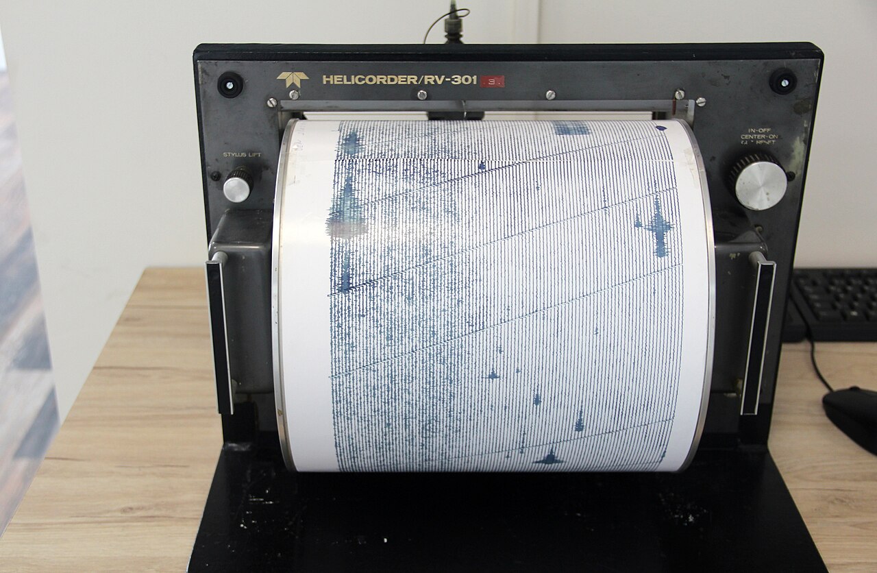 A historical drum seismograph of the Helicorder RV-301 type displayed at an earthquake observatory.
