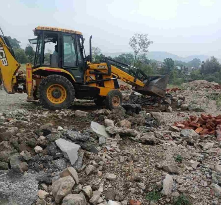 एमडीडीए ने मसूरी रोड पुरकुल में विभिन्न स्थानों पर लगभग 150 बीघा अवैध प्लॉटिंग को किया ध्वस्त