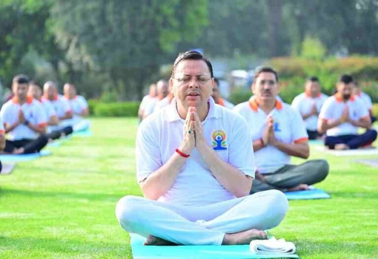 सीएम धामी के साथ मुख्यमंत्री कार्यालय के अधिकारियों और कर्मचारियों ने किया योगाभ्यास